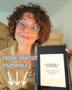 Diététicienne spécialisée tenant l’ebook lipoedème et nutrition, guide pour apaiser le lipœdème grâce à l’alimentation